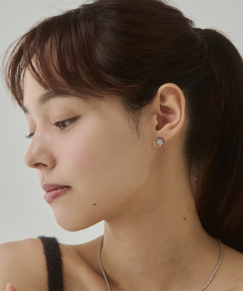 ciite' surgical stainless(シーテサージカルステンレス)の「【 金属アレルギー対応 】フラワービジュー ミニピアス サージカルステンレス(両耳用)(ピアス(両耳用)・レディース・ゴールド/シルバー・FREE)」の6枚目の写真