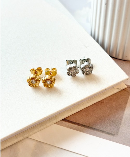 ciite' surgical stainless(シーテサージカルステンレス)の「【 金属アレルギー対応 】フラワービジュー ミニピアス サージカルステンレス(両耳用)(ピアス(両耳用)・レディース・ゴールド/シルバー・FREE)」の3枚目の写真