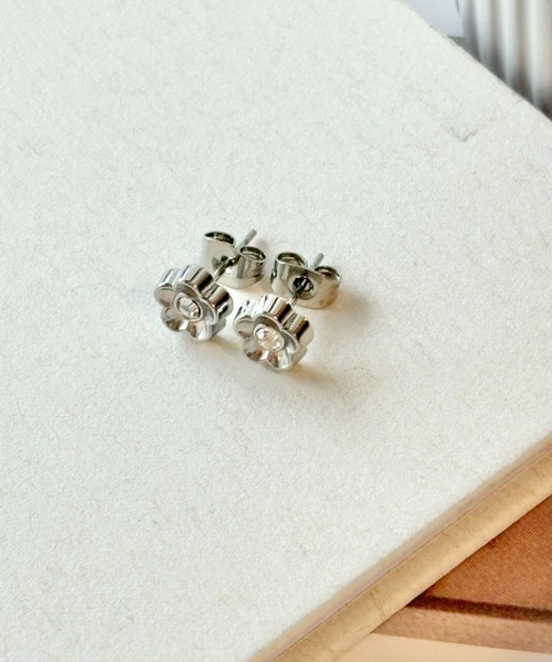 ciite' surgical stainless(シーテサージカルステンレス)の「【 金属アレルギー対応 】フラワービジュー ミニピアス サージカルステンレス(両耳用)(ピアス(両耳用)・レディース・ゴールド/シルバー・FREE)」の21枚目の写真