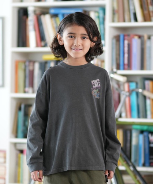 DC(ディーシー)の「DC/ディーシー 25 KD CLASH DECK LS キッズ ロンT YLT254519(Tシャツ/カットソー・キッズ・ライトグレー/スミクロ/ブラック・130cm/140cm/150cm/160cm/100cm/110cm/120cm)」の1枚目の写真
