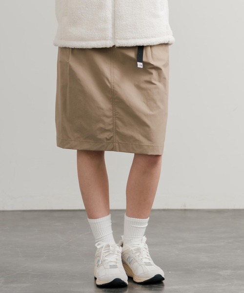 THE NORTH FACE(ザノースフェイス)の「日本未展開モデル THE NORTH FACE ザ・ノースフェイス WHITE LABEL ホワイトレーベル W'S NEILTON FLARE SKIRT ワンポイントロゴ刺繍ミディ丈ナイロンタイトスカート(スカート・レディース・ダークベージュ/オフホワイト/ブラック・M/L/S/XL)」の3枚目の写真