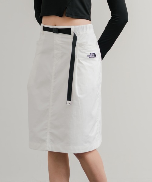 THE NORTH FACE(ザノースフェイス)の「日本未展開モデル THE NORTH FACE ザ・ノースフェイス WHITE LABEL ホワイトレーベル W'S NEILTON FLARE SKIRT ワンポイントロゴ刺繍ミディ丈ナイロンタイトスカート(スカート・レディース・ダークベージュ/オフホワイト/ブラック・M/L/S/XL)」の4枚目の写真