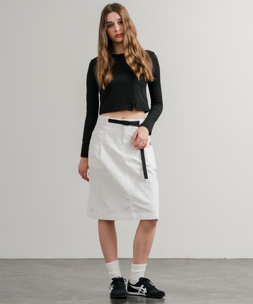 THE NORTH FACE(ザノースフェイス)の「日本未展開モデル THE NORTH FACE ザ・ノースフェイス WHITE LABEL ホワイトレーベル W'S NEILTON FLARE SKIRT ワンポイントロゴ刺繍ミディ丈ナイロンタイトスカート(スカート・レディース・ダークベージュ/オフホワイト/ブラック・M/L/S/XL)」の7枚目の写真