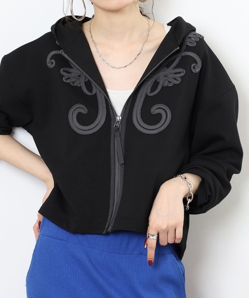 EGLANTINE（エグランティーヌ）の「EGLANTINE コード刺繍ジップパーカー（パーカー・レディース・モスグリーン/ブラック・38）」の2枚目の写真