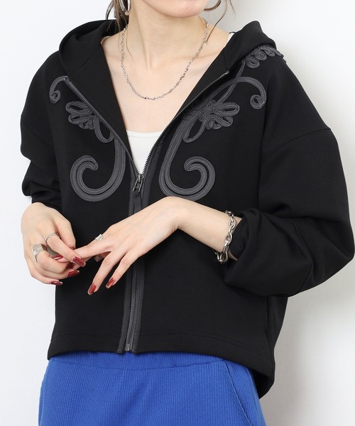 EGLANTINE（エグランティーヌ）の「EGLANTINE コード刺繍ジップパーカー（パーカー・レディース・モスグリーン/ブラック・38）」の3枚目の写真