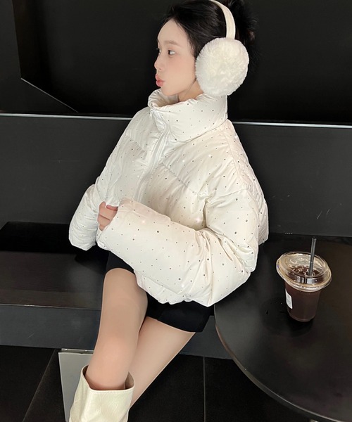 Sibra（シブラ）の「キラキラビジューが輝く中綿ショートダウンジャケット／3色展開（その他アウター・レディース・ホワイト/ブラウン/ブラック・M）」の4枚目の写真