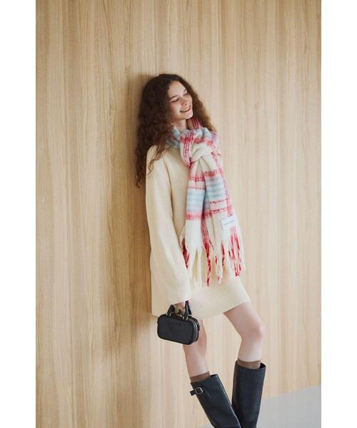 To b. by agnes b.(トゥービーバイアニエスベー)の「チェック マフラー(マフラー・レディース・レッド・FREE)」の2枚目の写真