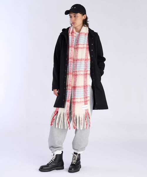 To b. by agnes b.(トゥービーバイアニエスベー)の「チェック マフラー(マフラー・レディース・レッド・FREE)」の11枚目の写真