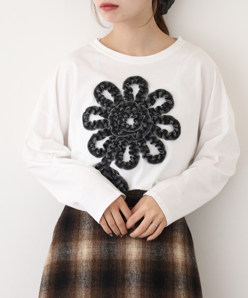 BARNDOOR(バーンドア)の「20天竺花フリルドルマンロンT 長袖(Tシャツ/カットソー・レディース・杢グレー/ブラック/アイボリー・FREE)」の2枚目の写真