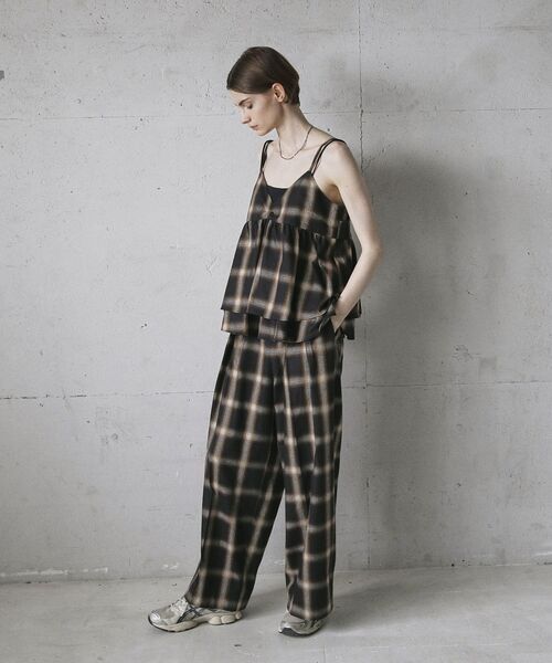 GARAGE OF GOOD CLOTHING（ガレージオブグッドクロージング）の「【日本製】オンブレチェック２タックワイドパンツ（その他パンツ・レディース・チェック・36）」の5枚目の写真