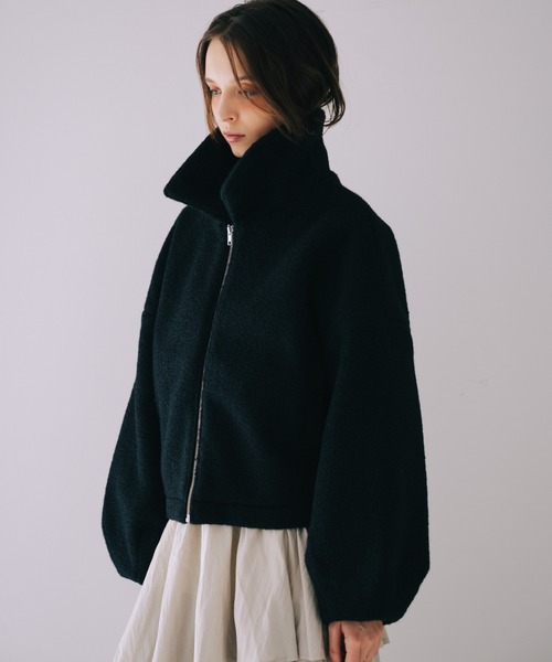 SELFIST（セルフィスト）の「ボリューム袖シープボアジャケット　秋服　冬服　アウター（ブルゾン・レディース・ブラック/アイボリー・フリー）」の2枚目の写真