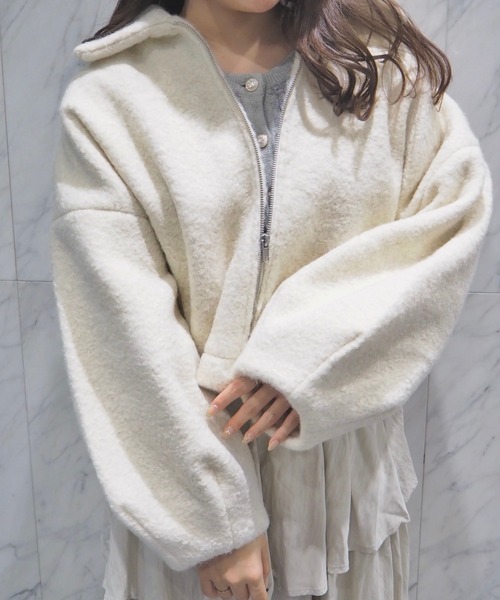 SELFIST（セルフィスト）の「ボリューム袖シープボアジャケット　秋服　冬服　アウター（ブルゾン・レディース・ブラック/アイボリー・フリー）」の3枚目の写真