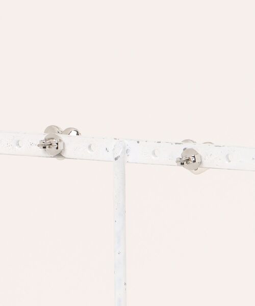 MARC JACOBS（マークジェイコブス）の「HEART PAVE STUD EARRINGS/ザ ハート パヴェ ピアス（ピアス（両耳用）・レディース・グレー系その他・ONE SIZE）」の4枚目の写真