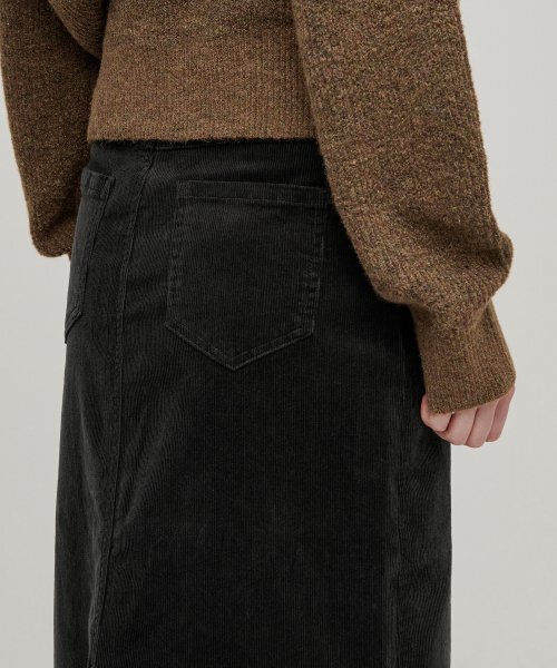 MUSINSA STANDARD WOMAN（ムシンサスタンダードウーマン）の「ウィメンズ コーデュロイ ミディ スカート [ダークグレー]（スカート・レディース・その他・SMALL/MEDIUM/LARGE/X-SMALL）」の5枚目の写真