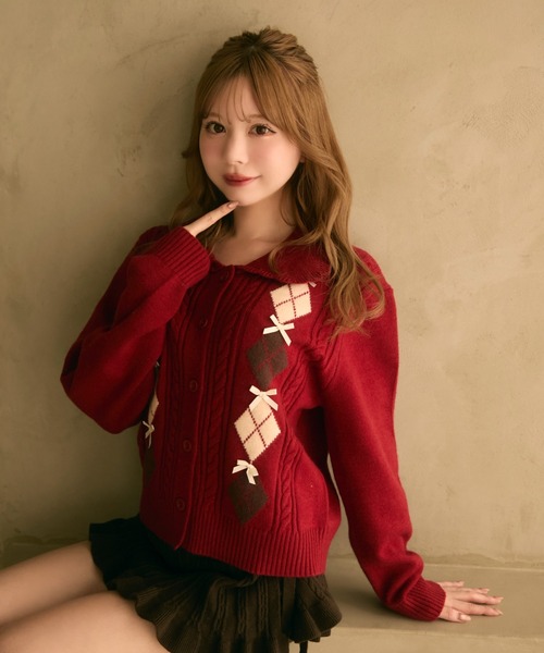 TITTY&CO.（ティティーアンドコー）の「リボン付きアーガイル柄ニット（カーディガン/ボレロ・レディース・ベージュ/レッド/グレー・FREE）」の3枚目の写真