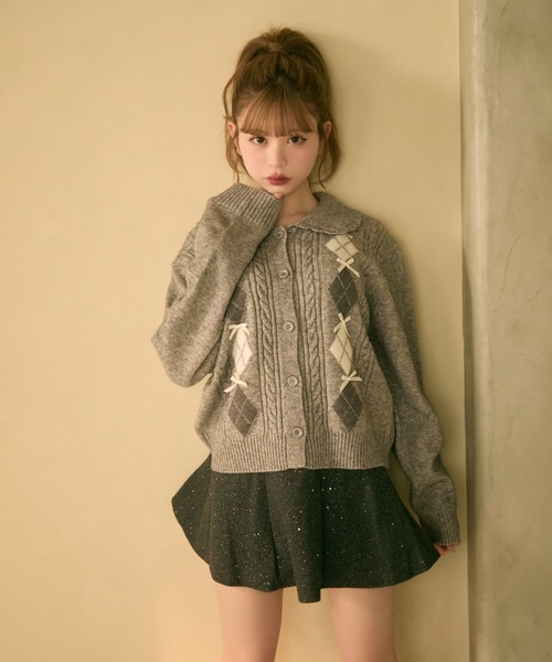 TITTY&CO.（ティティーアンドコー）の「リボン付きアーガイル柄ニット（カーディガン/ボレロ・レディース・ベージュ/レッド/グレー・FREE）」の5枚目の写真