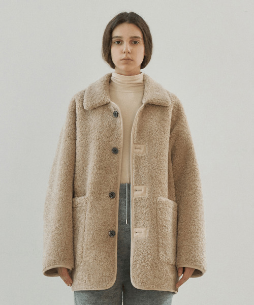 ANDNEEDS(アンドニーズ)の「Reversible shearling jacket (beige)(ムートンコート・レディース・その他・MEDIUM/SMALL)」の4枚目の写真