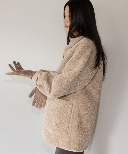 ANDNEEDS(アンドニーズ)の「Reversible shearling jacket (beige)(ムートンコート・レディース・その他・MEDIUM/SMALL)」の3枚目の写真