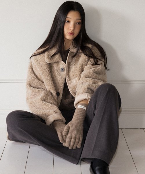 ANDNEEDS(アンドニーズ)の「Reversible shearling jacket (beige)(ムートンコート・レディース・その他・MEDIUM/SMALL)」の2枚目の写真