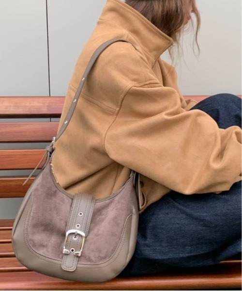 FINEnough(ファインナフ)の「フェイクスエード切り替えバックルベルトショルダーバッグ(ショルダーバッグ・レディース・ブラウン/ベージュ系その他/キャメル/ブラック/ブルー・FREE)」の3枚目の写真