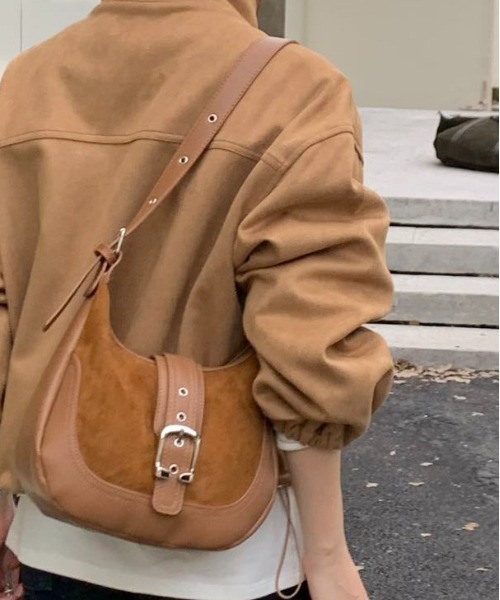 FINEnough(ファインナフ)の「フェイクスエード切り替えバックルベルトショルダーバッグ(ショルダーバッグ・レディース・ブラウン/ベージュ系その他/キャメル/ブラック/ブルー・FREE)」の5枚目の写真