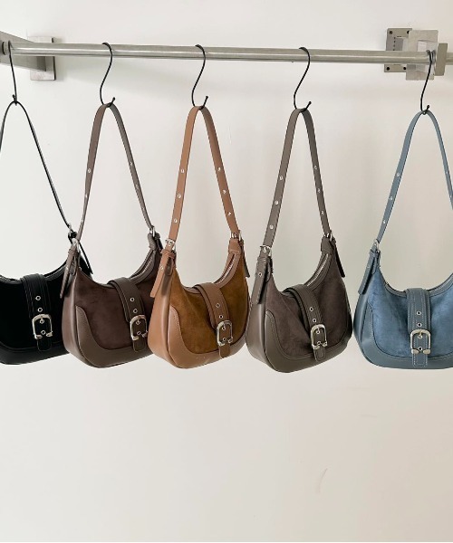 FINEnough(ファインナフ)の「フェイクスエード切り替えバックルベルトショルダーバッグ(ショルダーバッグ・レディース・ブラウン/ベージュ系その他/キャメル/ブラック/ブルー・FREE)」の7枚目の写真