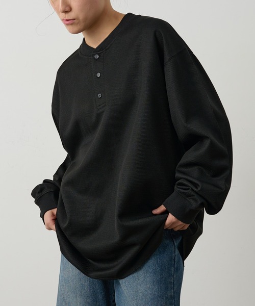COLONY 2139(コロニートゥーワンスリーナイン)の「ハニカムヘンリーネックプルオーバー(Tシャツ/カットソー・メンズ・チャコールグレー/ブラック/ホワイト・MEDIUM/LARGE)」の3枚目の写真