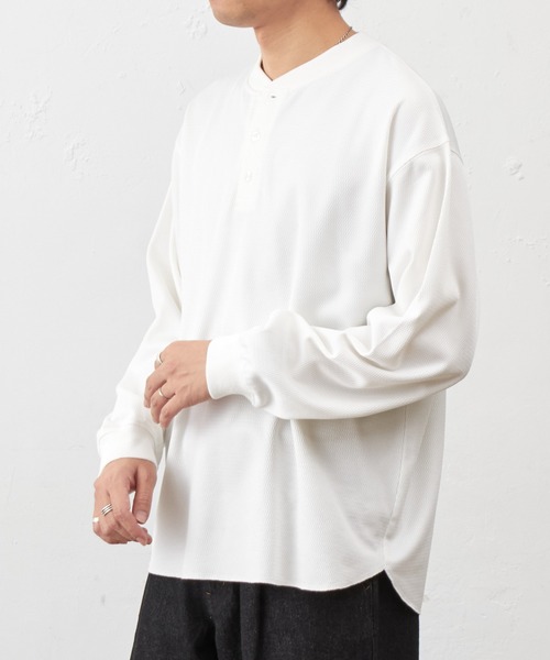COLONY 2139(コロニートゥーワンスリーナイン)の「ハニカムヘンリーネックプルオーバー(Tシャツ/カットソー・メンズ・チャコールグレー/ブラック/ホワイト・MEDIUM/LARGE)」の4枚目の写真