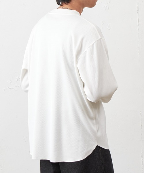 COLONY 2139(コロニートゥーワンスリーナイン)の「ハニカムヘンリーネックプルオーバー(Tシャツ/カットソー・メンズ・チャコールグレー/ブラック/ホワイト・MEDIUM/LARGE)」の6枚目の写真