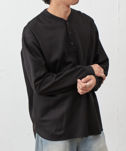 COLONY 2139(コロニートゥーワンスリーナイン)の「ハニカムヘンリーネックプルオーバー(Tシャツ/カットソー・メンズ・チャコールグレー/ブラック/ホワイト・MEDIUM/LARGE)」の15枚目の写真