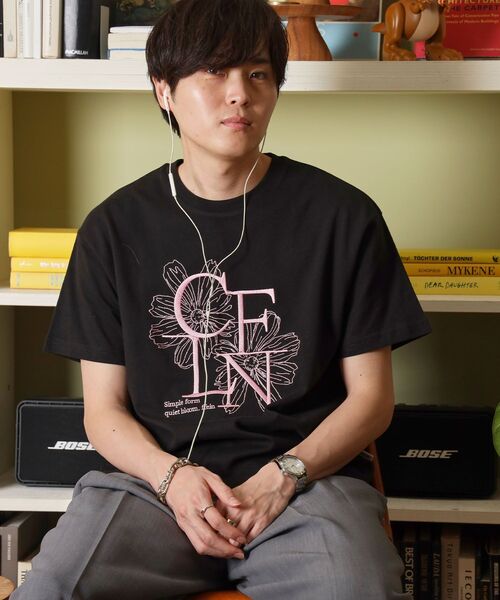 FFEIN(フェイン)の「【FFEIN(フェイン)】フラワー刺繍ロゴショート丈Tシャツ / Tシャツ クルーネック 半袖 刺繍 花柄 【短丈】(Tシャツ/カットソー・メンズ・ホワイト/ブラック/ネイビー・LARGE/MEDIUM/SMALL)」の3枚目の写真
