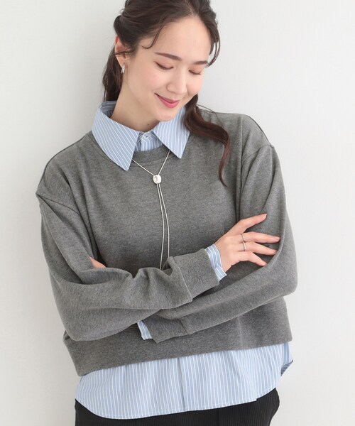 SHOO・LA・RUE(シューラルー)の「【洗濯機可】1枚でサマ見え シャツレイヤード風 スウェット(スウェット・レディース・ネイビー/ライトグレー/オフホワイト/チャコールグレー・01/02/03/04)」の2枚目の写真