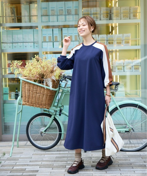SMILE LAND(スマイルランド)の「<大きいサイズ>ゆるシルエットカラーラインカットソーワンピース(ワンピース・レディース・ネイビー系/ブラック系/グリーン系・L/5L/4L/3L/LL)」の5枚目の写真