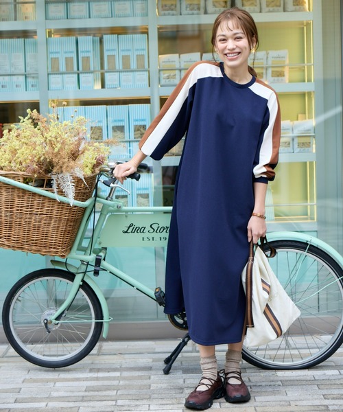 SMILE LAND(スマイルランド)の「<大きいサイズ>ゆるシルエットカラーラインカットソーワンピース(ワンピース・レディース・ネイビー系/ブラック系/グリーン系・L/5L/4L/3L/LL)」の17枚目の写真