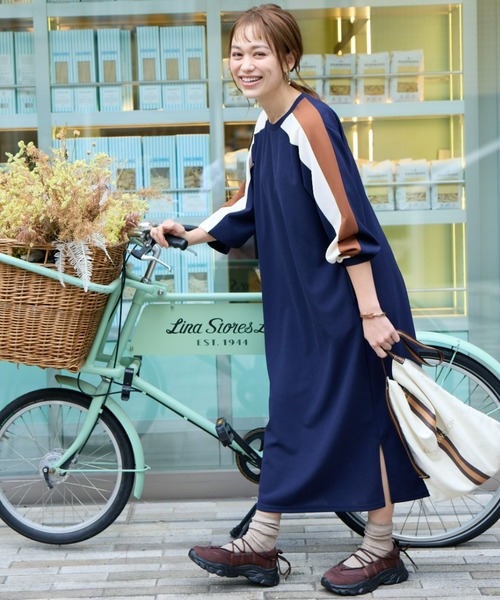 SMILE LAND(スマイルランド)の「<大きいサイズ>ゆるシルエットカラーラインカットソーワンピース(ワンピース・レディース・ネイビー系/ブラック系/グリーン系・L/5L/4L/3L/LL)」の19枚目の写真