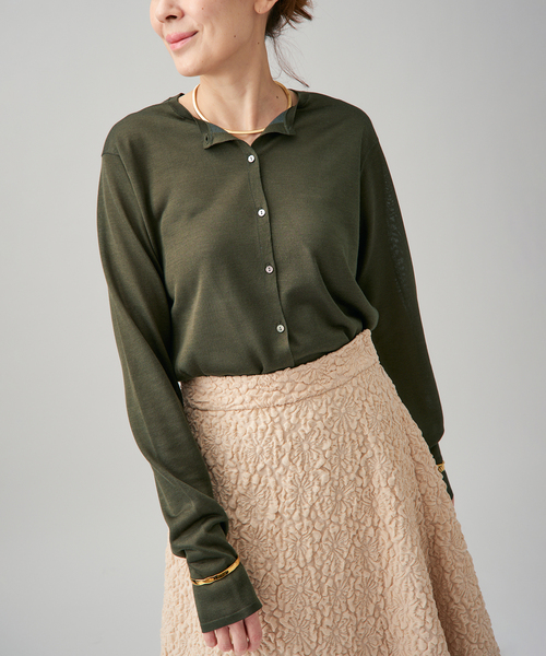 VERMEIL par iena（ヴェルメイユパーイエナ）の「シルク MIX クルーネックカーディガン（カーディガン/ボレロ・レディース・ベージュ/カーキ・FREE）」の2枚目の写真