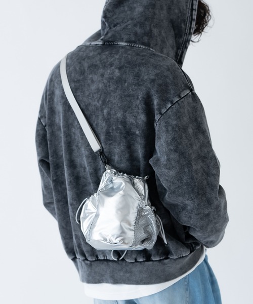 improves(インプローブス)の「メタリック ショルダーバケットバッグ(ショルダーバッグ・メンズ・ブラック/シルバー・FREE)」の1枚目の写真