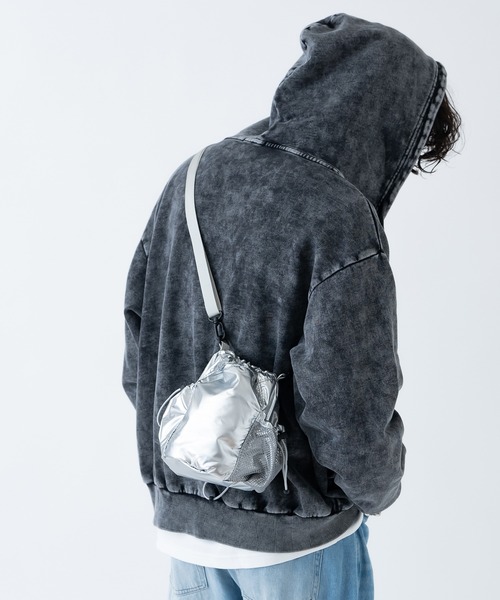 improves(インプローブス)の「メタリック ショルダーバケットバッグ(ショルダーバッグ・メンズ・ブラック/シルバー・FREE)」の3枚目の写真