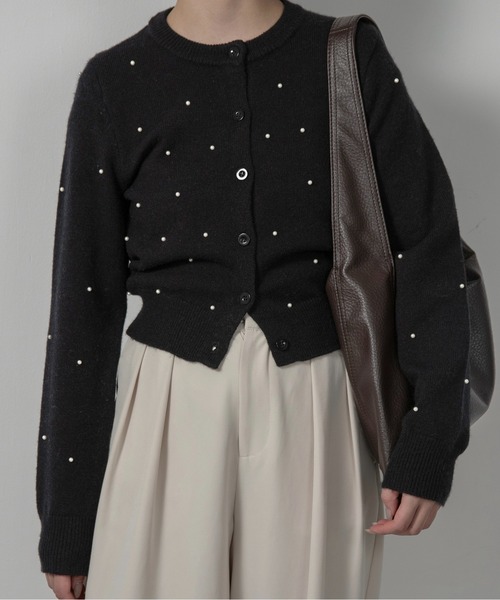 lawgy(ラウジー)の「pearl like simple silhouette cardigan / パールライクシンプルシルエットカーディガン(カーディガン/ボレロ・レディース・グレー/ブラック・FREE)」の2枚目の写真