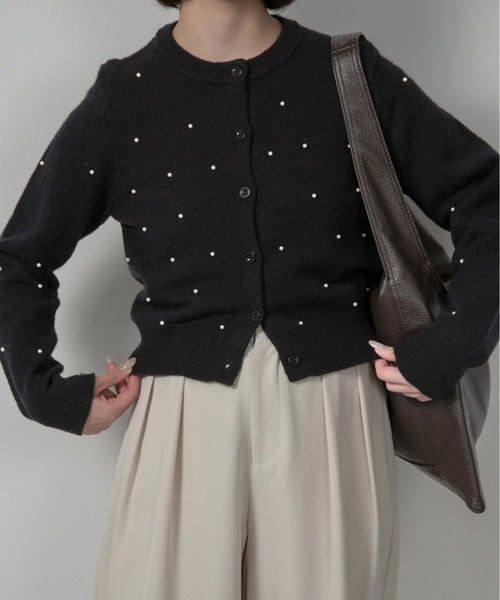 lawgy(ラウジー)の「pearl like simple silhouette cardigan / パールライクシンプルシルエットカーディガン(カーディガン/ボレロ・レディース・グレー/ブラック・FREE)」の5枚目の写真