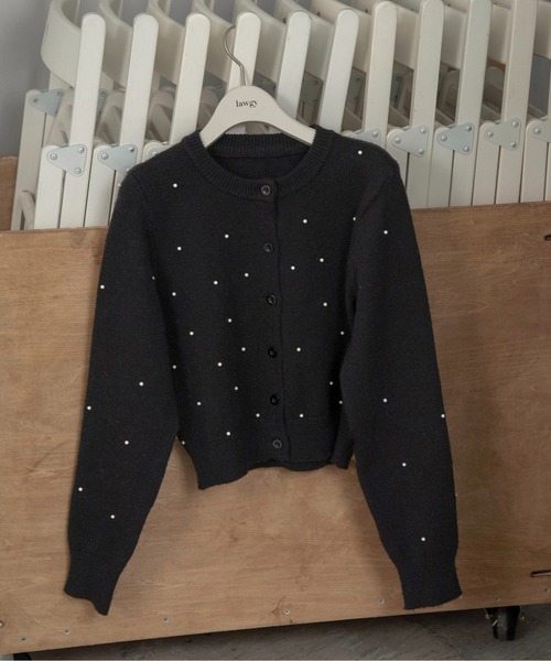 lawgy(ラウジー)の「pearl like simple silhouette cardigan / パールライクシンプルシルエットカーディガン(カーディガン/ボレロ・レディース・グレー/ブラック・FREE)」の6枚目の写真