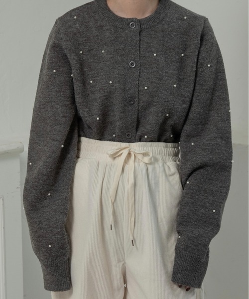 lawgy(ラウジー)の「pearl like simple silhouette cardigan / パールライクシンプルシルエットカーディガン(カーディガン/ボレロ・レディース・グレー/ブラック・FREE)」の4枚目の写真