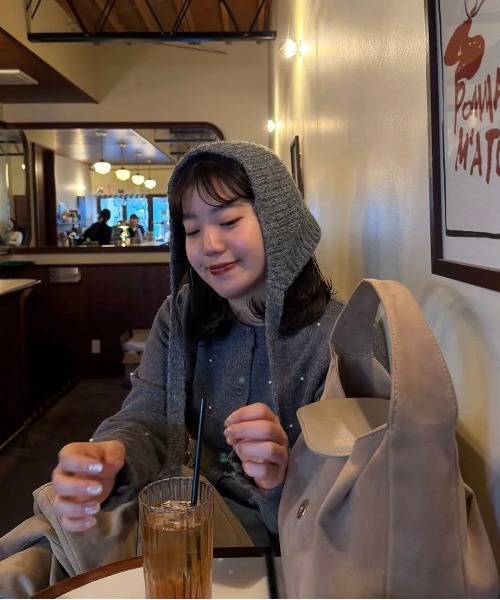 lawgy(ラウジー)の「pearl like simple silhouette cardigan / パールライクシンプルシルエットカーディガン(カーディガン/ボレロ・レディース・グレー/ブラック・FREE)」の7枚目の写真