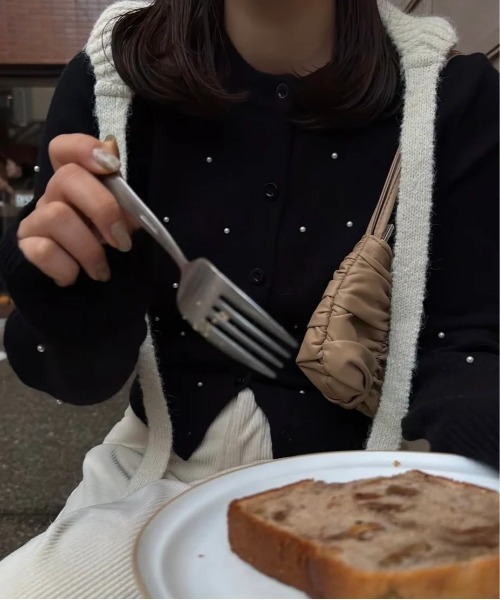 lawgy(ラウジー)の「pearl like simple silhouette cardigan / パールライクシンプルシルエットカーディガン(カーディガン/ボレロ・レディース・グレー/ブラック・FREE)」の11枚目の写真