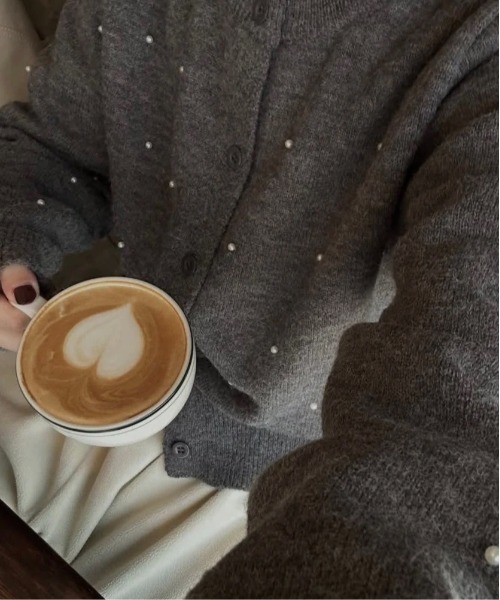 lawgy(ラウジー)の「pearl like simple silhouette cardigan / パールライクシンプルシルエットカーディガン(カーディガン/ボレロ・レディース・グレー/ブラック・FREE)」の10枚目の写真