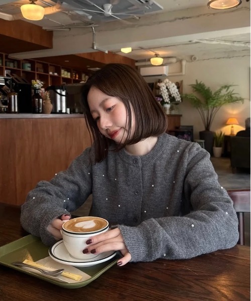 lawgy(ラウジー)の「pearl like simple silhouette cardigan / パールライクシンプルシルエットカーディガン(カーディガン/ボレロ・レディース・グレー/ブラック・FREE)」の9枚目の写真