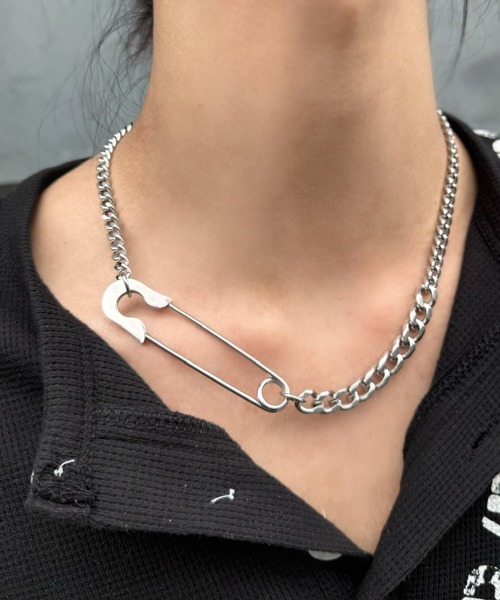 Never mind the XU(ネバーマインドザエックスユー)の「【Never mind the XU】clip chain necklace / 【ネバーマインド ザ エックスユー】安全ピンチェーンネックレス(ネックレス・メンズ・シルバー・ONE SIZE)」の1枚目の写真