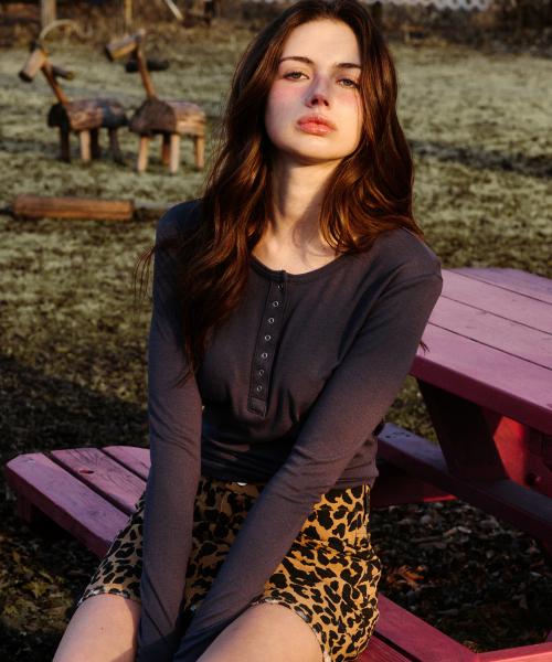 ERER(エルエル)の「Henley Neck Soft T-shirt Charcoal(Tシャツ/カットソー・レディース・チャコール・F)」の2枚目の写真