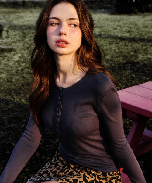 ERER(エルエル)の「Henley Neck Soft T-shirt Charcoal(Tシャツ/カットソー・レディース・チャコール・F)」の3枚目の写真