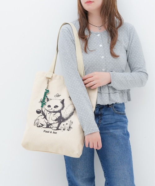 PAUL & JOE ACCESSOIRES(ポールアンドジョーアクセソワ)の「【PAUL & JOE ACCESSOIRES /ポール アンド ジョー アクセソワ 】 CANVAS(LOGO CHARM) ロゴチャーム付き縦型トートバッグ(トートバッグ・レディース・イエロー/ブラウン/ブラック/ブルー・FREE)」の1枚目の写真